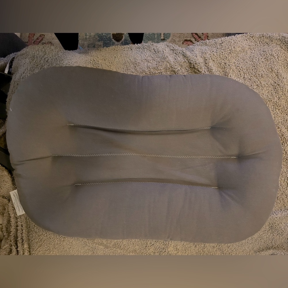 Like new snuggle me organic infant lounger in sparrow with cover in moss